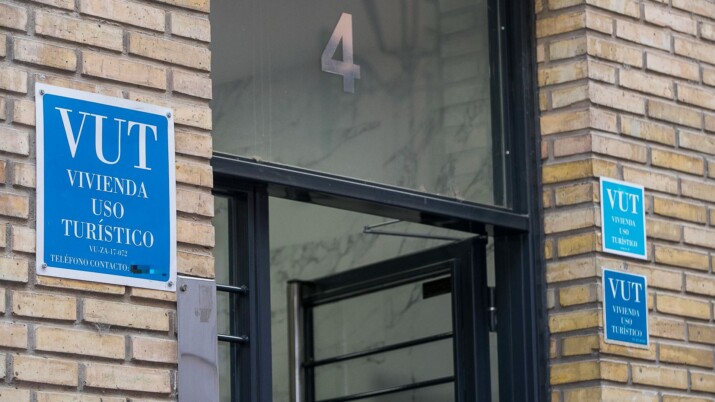 Placas de “Vivienda de Uso Turístico” en la entrada de un edificio de apartamentos EN: “Tourist Use Housing” signs at the entrance of an apartment building.Rua, nrua, nra, registro de alquiler único ventanilla, teresa gestora de alquiler vacacional, colegio de registradores, turismo, vivienda uso turistico, vut, Airbnb, booking. Vbro. Pms.