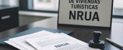 Documentos relacionados con el Registro Nacional de Viviendas Turísticas (NRUA) sobre una mesa con un sello.. Rua, nrua, nra, registro de alquiler unico ventanilla, teresa gestora de alquiler vacacional, colegio de registradores. Documents related to the National Registry of Tourist Housing (NRUA) on a table with a stamp.