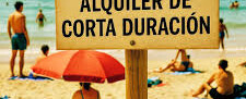ES: Cartel en la playa que indica “Registro de alquiler de corta duración” EN: Beach sign that reads “Short-term rental registration”. Rua, nrua, nra, registro de alquiler unico ventanilla, teresa gestora de alquiler vacacional, colegio de registradores,
